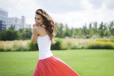 parkta güzel bir esmer kadın