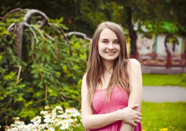 gülümseyen kadın bahçede bir yürüyüş