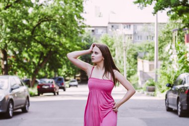 Çekici kadın sokakta poz