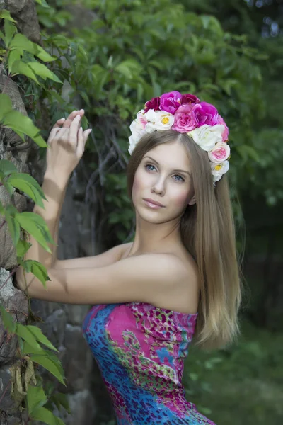 Atractiva mujer rubia en primavera — Foto de Stock