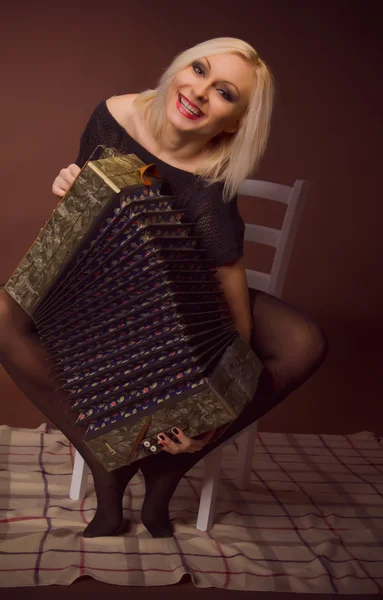 Blonde Frau mit Ziehharmonika-Nahaufnahme — Stockfoto