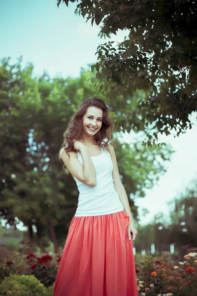 Atractiva mujer sonriente en la naturaleza — Foto de Stock