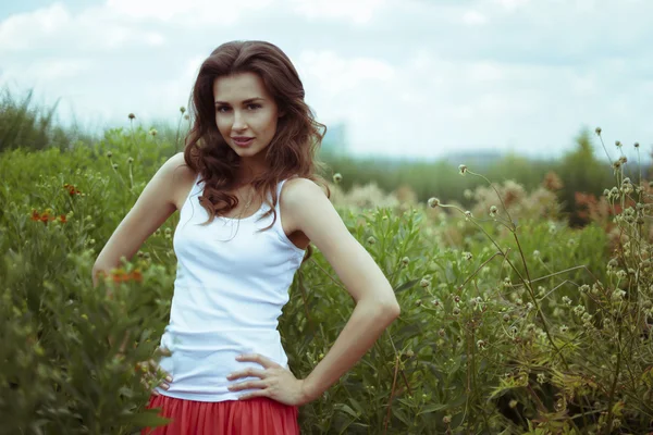 Jeune femme brune dans la nature — Photo