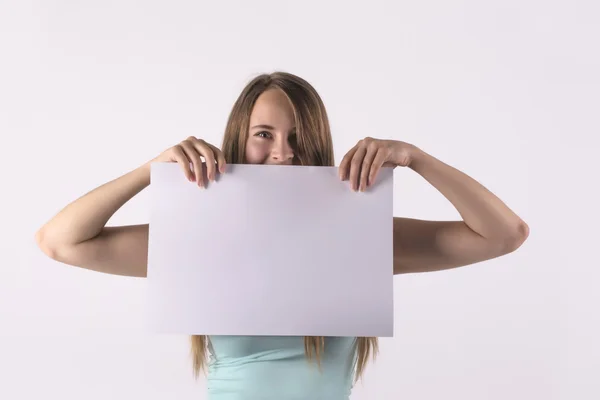 Femme gaie tenant une bannière blanche vierge — Photo