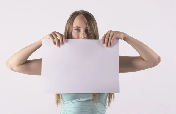 Femme tenant papier vide.Espace de copie vide pour les annonces . — Photo