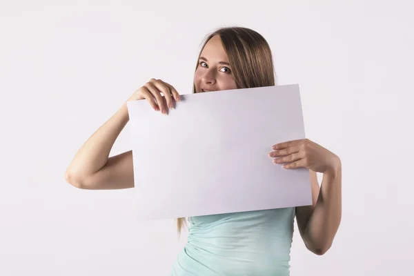 Mujer sosteniendo blanco papel blanco — Foto de Stock