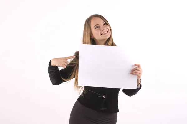 Mujer sosteniendo hoja de papel en blanco — Foto de Stock