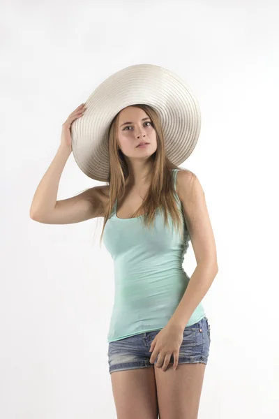 Симпатичная женщина в шляпе на белом фоне — стоковое фото