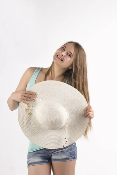 Jovem mulher com chapéu no estúdio — Fotografia de Stock