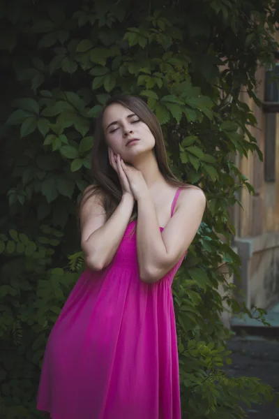 Sensual jovem mulher no parque — Fotografia de Stock