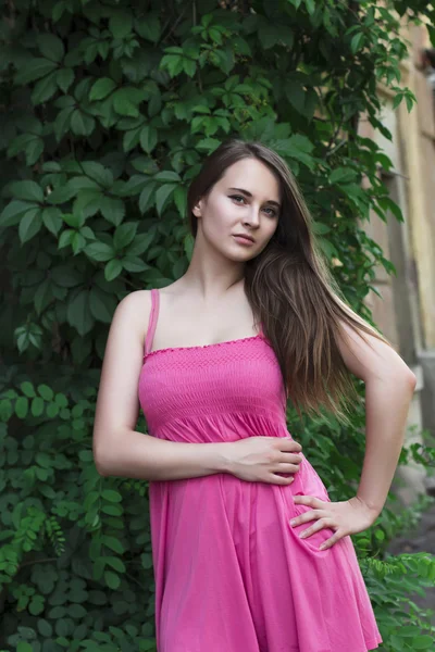 Молодая женщина в фахионалльном платье на улице — стоковое фото