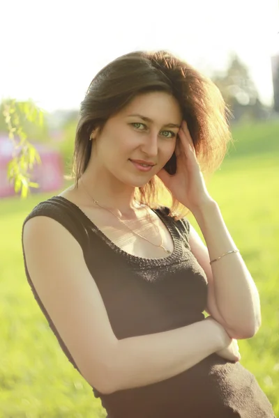 Mujer joven en el bosque — Foto de Stock