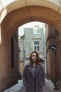 Paltolu güzel genç kadın 