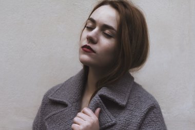 şehvetli kadın kapalı gözleriyle