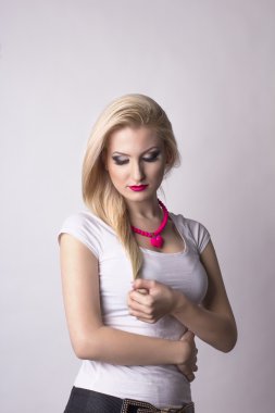 Genç sarışın kadın saçlarını üzerinde seyir