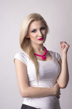 uzun saçlı sarışın genç kadın