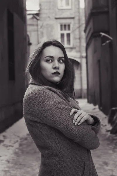 Mulher bonita com um casaco. Preto e branco tiro — Fotografia de Stock