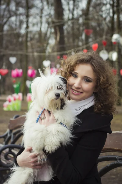 Schöne Frau mit Hund — Stockfoto