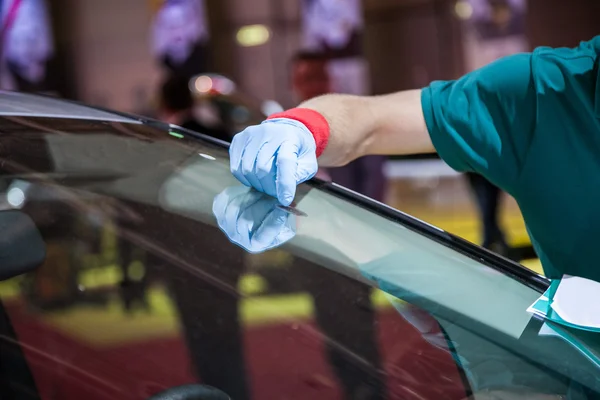 Ремонт лобового стекла автомобиля — стоковое фото