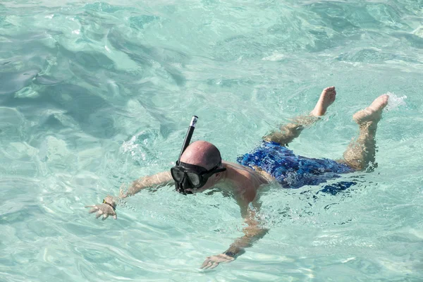 Adam yüzer — Stok fotoğraf
