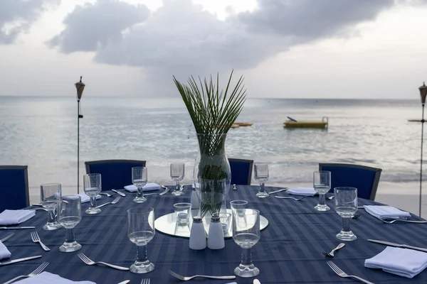 Mesa puesta para la cena en la playa —  Fotos de Stock