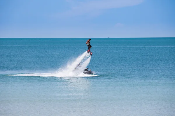 Konferencyjne Fiera di Bolonia człowieka na flyboard — Zdjęcie stockowe