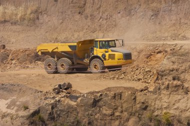 Kamyon ve buldozer ocağında işe