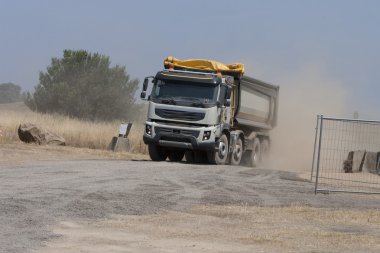 Kamyon ve buldozer ocağında işe