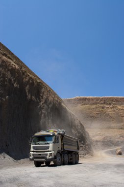 Kamyon ve buldozer ocağında işe