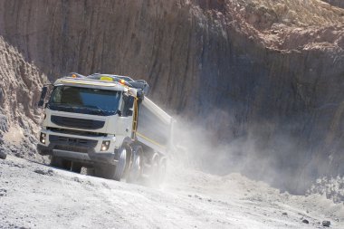 Kamyon ve buldozer ocağında işe