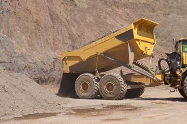 Kamyon ve buldozer ocağında işe