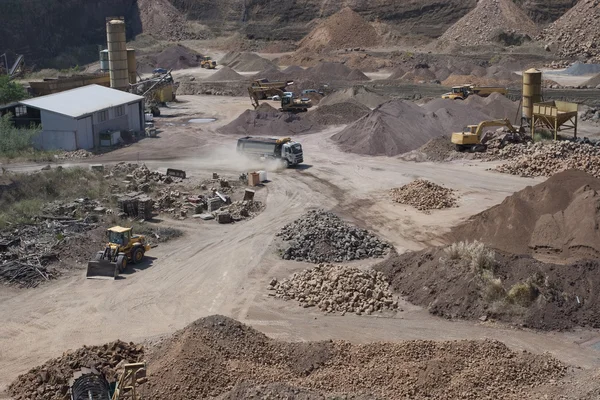 Trabajos de camiones y excavadoras en la cantera — Foto de Stock