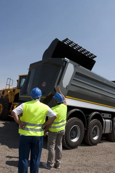 Trabajos de camiones y excavadoras en la cantera — Foto de Stock