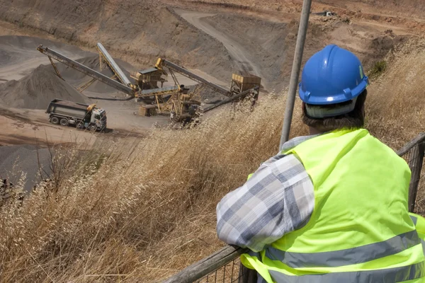 Lavori di camion e bulldozer nella cava — Foto Stock