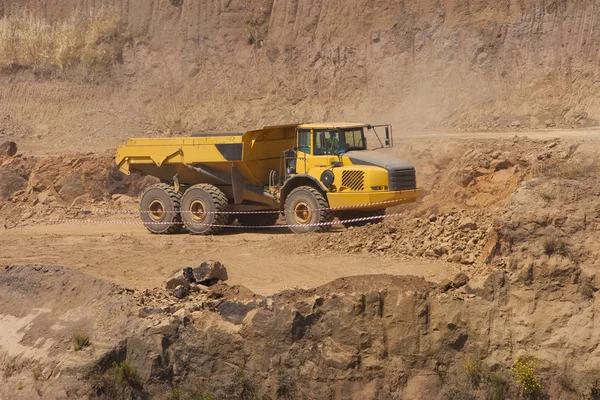 Lavori di camion e bulldozer nella cava — Foto Stock