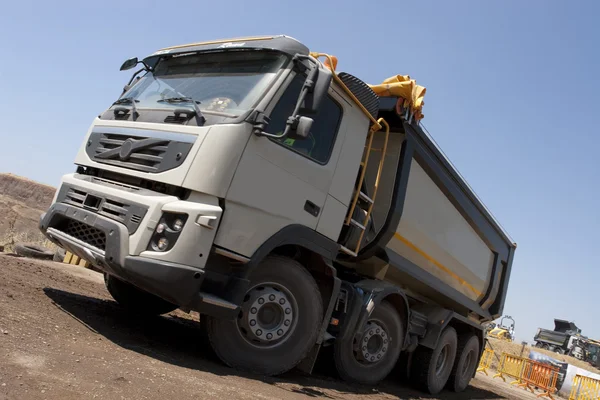 Kamyon ve buldozer ocağında işe