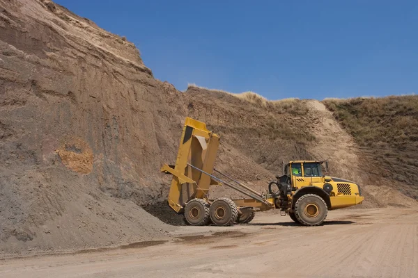 Kamyon ve buldozer ocağında işe