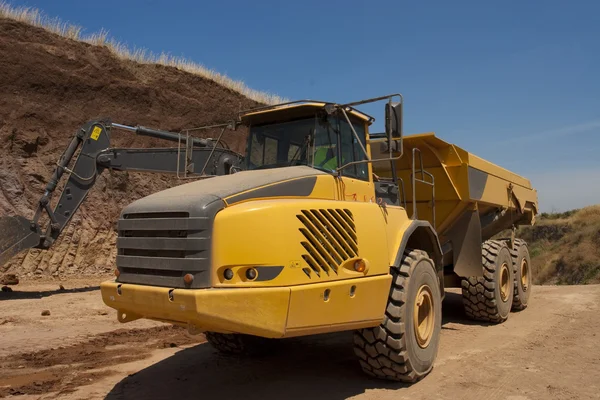 Lastbil och bulldozer fungerar i stenbrottet — Stockfoto