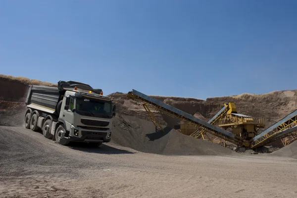 Lastbil och bulldozer fungerar i stenbrottet — Stockfoto