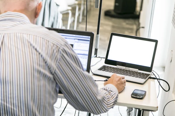 Homem no laptop — Fotografia de Stock