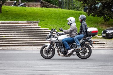 Yolda motorcular var.