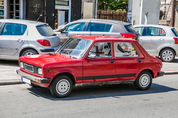 Staré červené auto — Stock fotografie