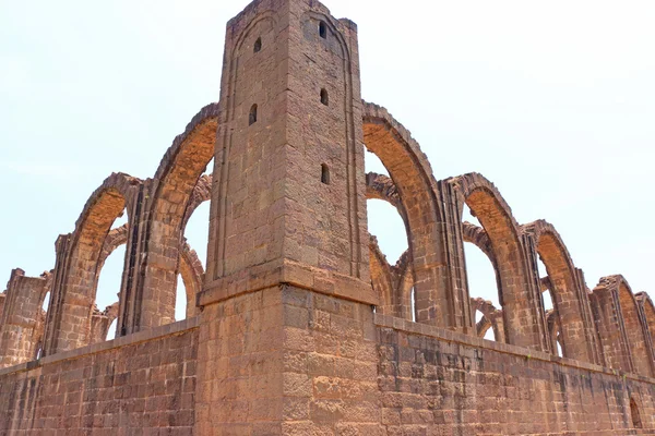Искореженные арки и руины индийской Карнатаки — стоковое фото