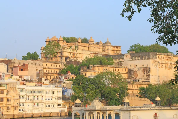 Stadtpalast und See udaipur rajasthan indien — Stockfoto