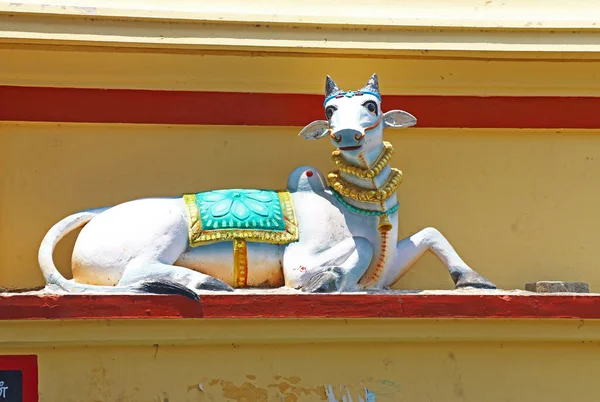Posąg siedzi koza ponducherry tamil nadu india — Zdjęcie stockowe
