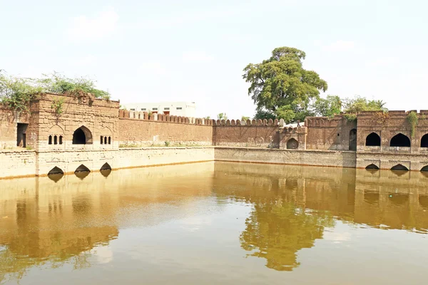 Arcos aincent tanques de água e ruínas bijapur Karnataka Índia — Fotografia de Stock