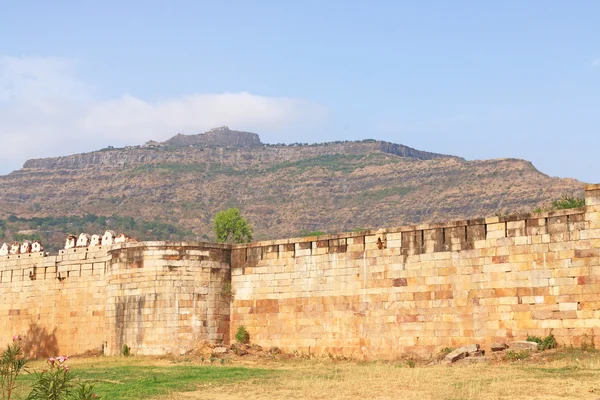 Festung und Türme im archäologischen Park von Pavagadh Welterbe panchmahal District Gujarat Indien — Stockfoto