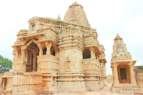 Templo en el fuerte masivo de Chittorgarh y terrenos india rajasthan — Foto de Stock