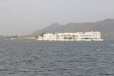 yüzen ada Gölü udaipur Türkiye üzerinde