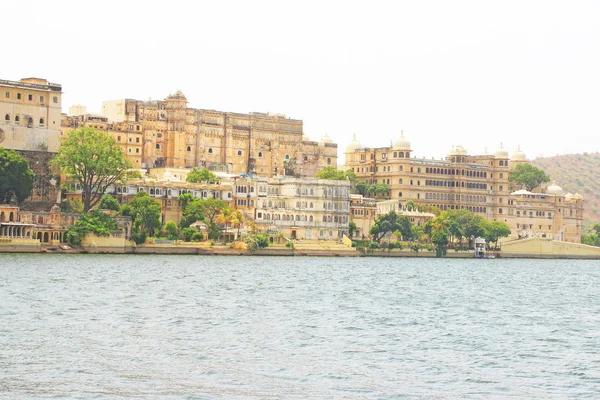 Palacio de la ciudad y el lago udaipur india rajasthan — Foto de Stock